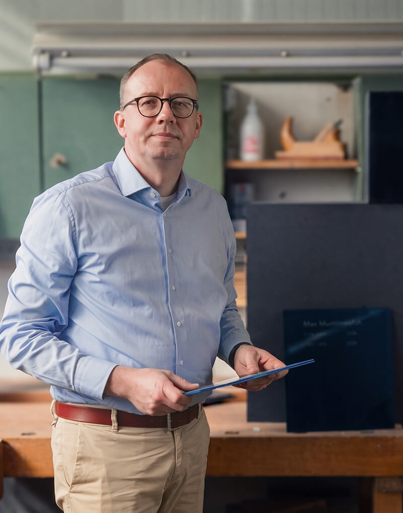 Holger Jüngst mit Kolumbariumsplatte